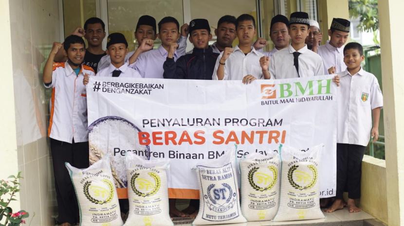 BMH menyalurkan beras santri ke tujuh pesantren dan Rumah Quran di Jawa Barat.