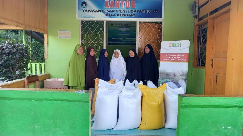 BMH menyalurkan beras sebanyak 500 kg  untuk santri Pesantren Tahfidz Hddayatullah  Kendari,  Sulawesi Tenggara, Rabu  (6/10).