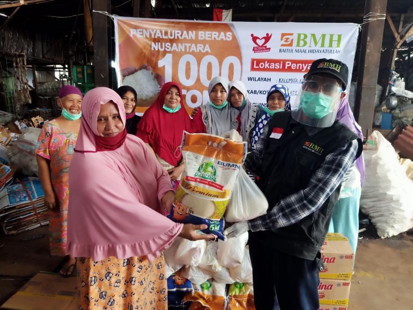 BMH menyalurkan beras untuk ibu tangguh dan mualaf Suku Togutil di pedalaman Halmahera, Maluku Utara.