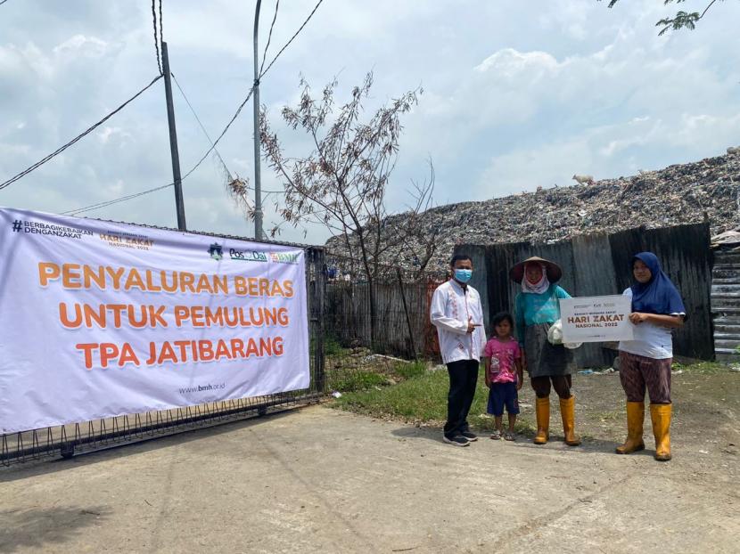BMH menyalurkan beras untuk pemulung dan warga dhuafa di Kabupaten Semarang, Jumat (29/4).