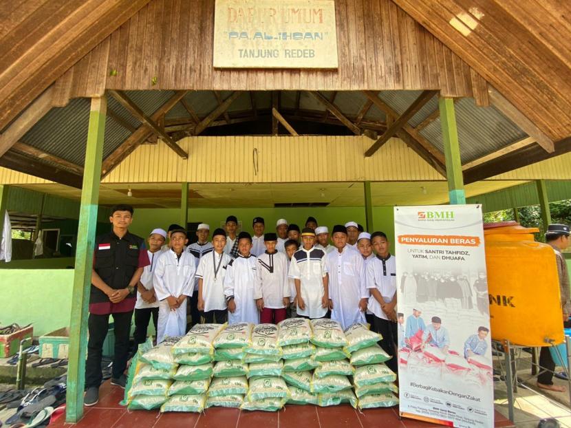BMH menyalurkan beras untuk santri ke Pesantren Al-Ihsan Berau, Kalimantan Timur (Kaltim), Kamis (21/7/2022).