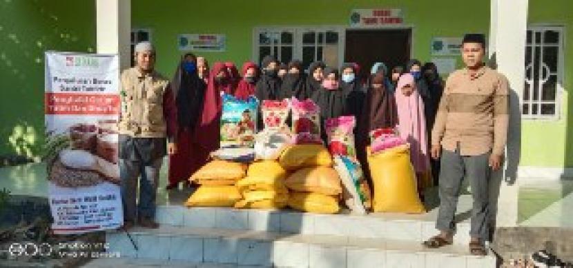 BMH menyalurkan beras untuk santri tahfidz  di Desa Ulukalo, Iwoimendaa, Kolaka, Sulawesi Tenggara.