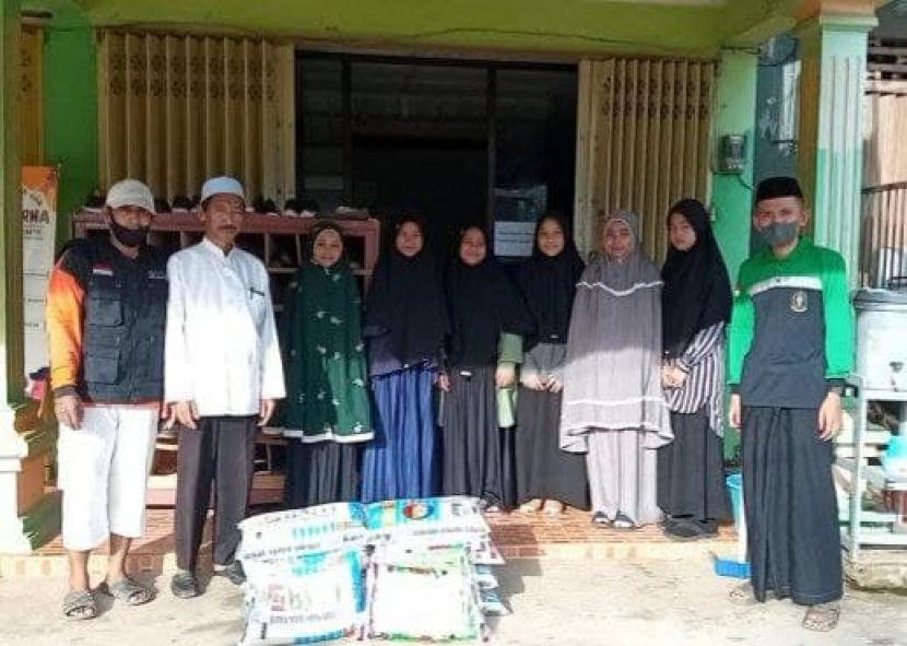 BMH menyalurkan beras untuk santri Tahfiz As'adiyah Sei Nyamuk, Sebatik Timur, Kalimantan Utara, Kamis (24/2).  