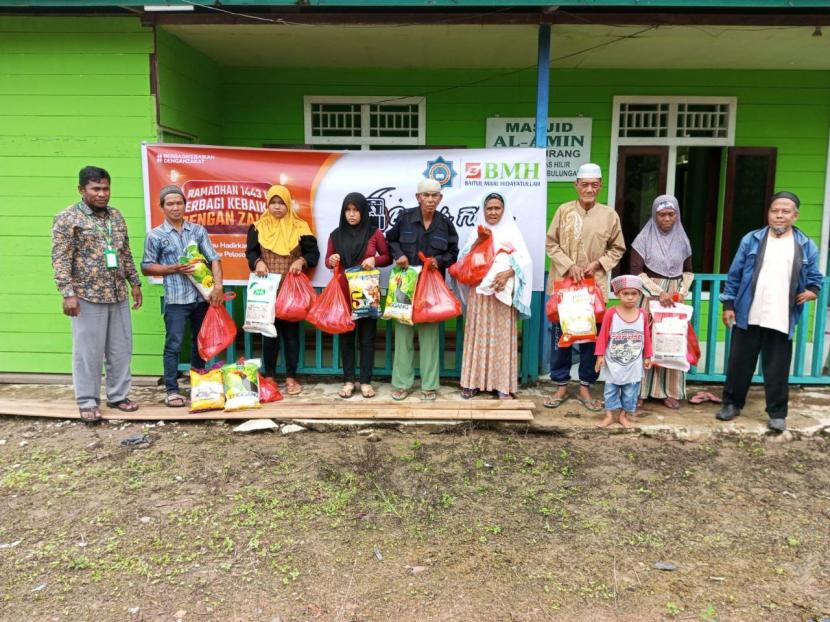 BMH menyalurkan Berkah Fitrah kepada  mualaf Kampung Sungai Urang,   Bulungan, Kalimantan Utara (Kaltara), Senin (18/4).