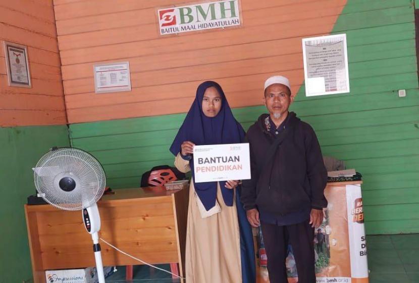 BMH menyalurkan biaya pendidikan kepada anak dai tangguh asal Bulungan, Ustadz Arman Nasir, Selasa (23/8/2022).