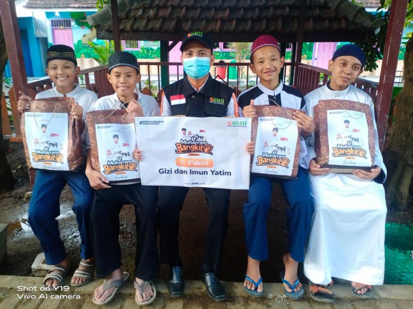 BMH menyalurkan bingkisan Muharram 1444 H kepada 655 anak yatim dan dhuafa serentak 21 kota di Jawa Timur, Selasa (8/8/2022).