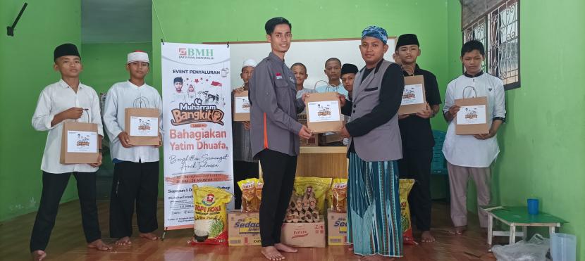 BMH menyalurkan bingkisan pendidikan kepada Rumah Tahfidz Quran Jalan Durian Pekanbaru dan Pondok Tahfidz Quran Putri di Kulim Pekanbaru, Rabu (17/8/2022).