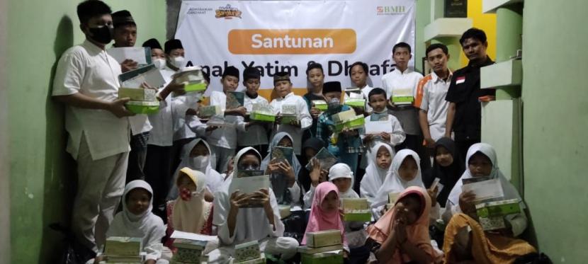 BMH menyalurkan bingkisan program Muharram Bangkit kepada 35 anak yatim-dhuafa di wilayah Pati, Jawa Tengah, Senin (8/8/2022).