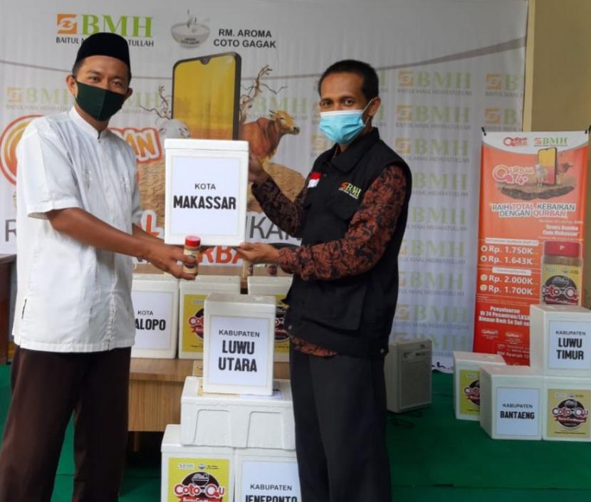 BMH menyalurkan Bumbu Coto Qurban kepada berbagao lembaga di Sulawesi Selatan.