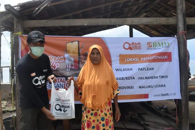 BMH menyalurkan daging hewan kurban kepada masyarakat Desa Patlean Kabupaten Halmahera Timur, Jumat  (31/7).