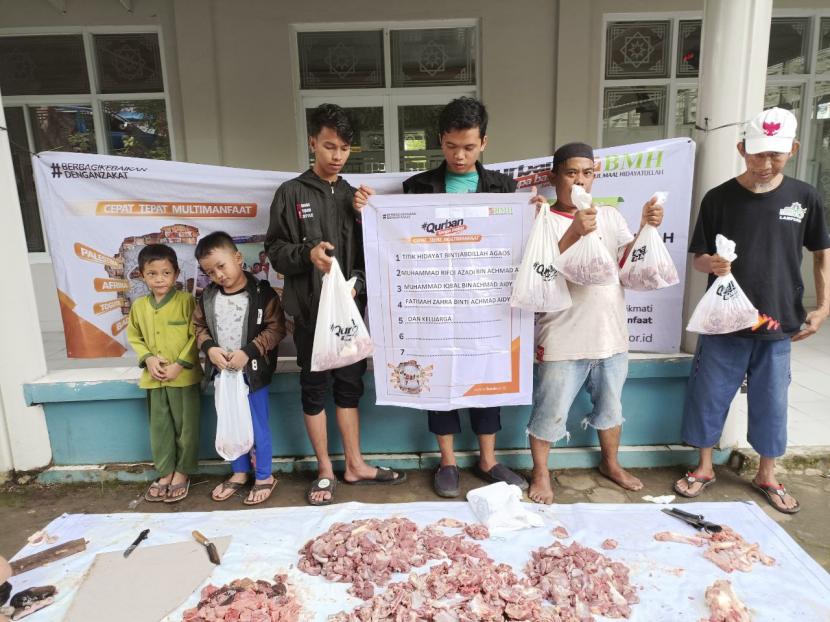 BMH menyalurkan daging hewan qurban kepada pekerja lepas di Teluk Betung, Kota Bandar Lampung, Ahad (10/7/2022).