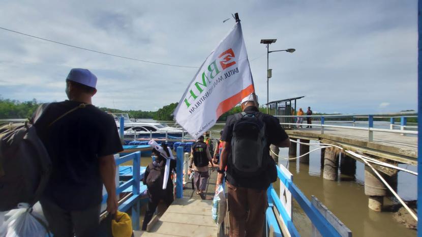BMH menyalurkan Ekspedisi Kebaikan Zakat  ke Kampung Kamundan, Papua Barat,  Jumat  (8/4).