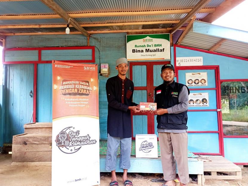 BMH menyalurkan kafalah dai untuk dai tangguh di Kota Bangun, pedalaman Kalimantan Timur, Selasa (26/4).