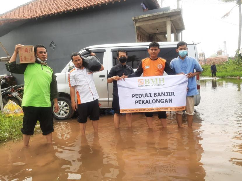 BMH menyalurkan kepada warga krban banjir di Desa Karang Jompo, Tirto dan Kelurahan Pasir Kraton Kramat, Pekalongan,Jawa Timur, Rabu (9/2).