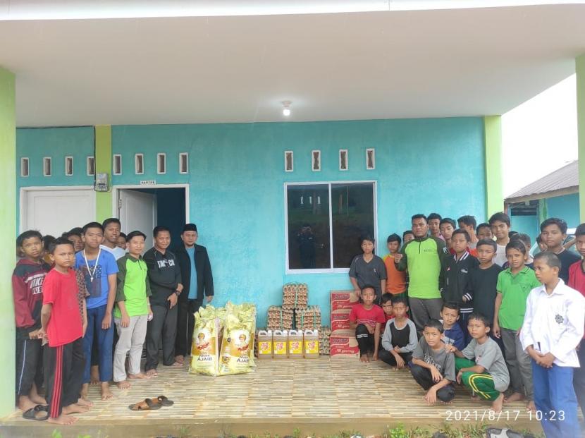 BMH menyalurkan logistik untuk santri Pesantren Hidayatullah Bintan, Kepulauan Riau, Selasa (17/8).