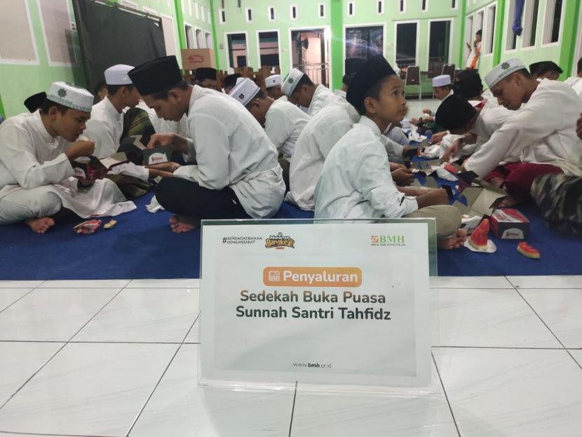 BMH menyalurkan  menu buka puasa sunnah Muharram  kepada 107 santri penghafal Quran  Ponpes Al-Burhan, Semarang.