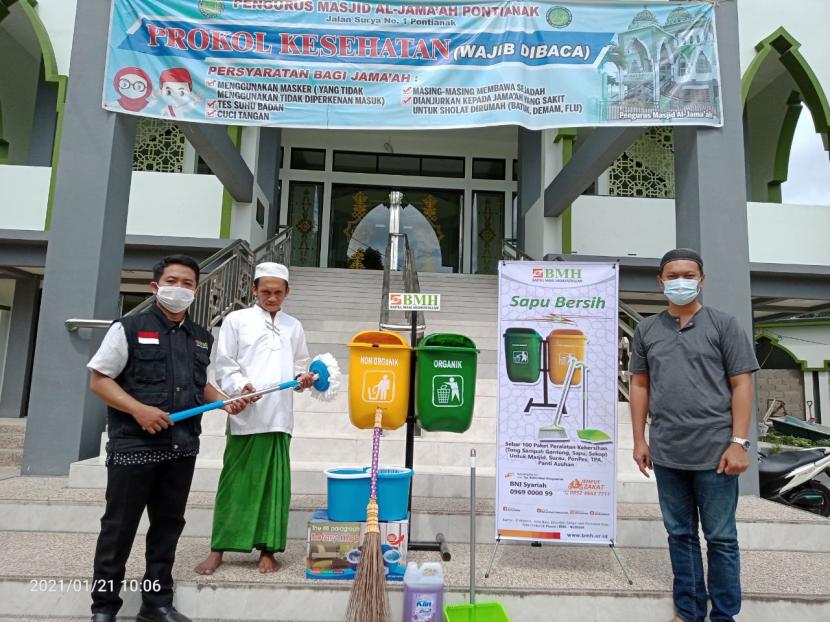 BMH menyalurkan paket alat kebersihan ke sembilan masjid yang tersebar di Kota Pontianak dan Kubu Raya, Kalimantan Barat.