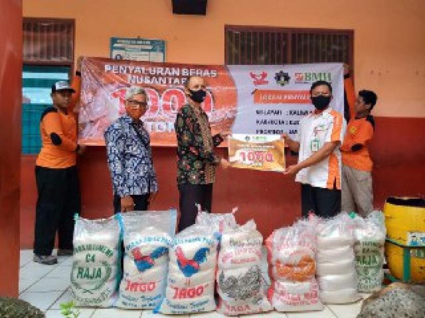 BMH menyalurkan paket  beras untuk dai dan guru ngaji di Kudus, Jawa Tengah.
