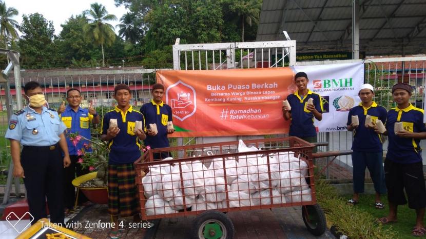BMH menyalurkan paket Buka Puasa Berkah kepada 400 warga binaan Lapas Kembangkuning, Nusakambangan, Jateng.