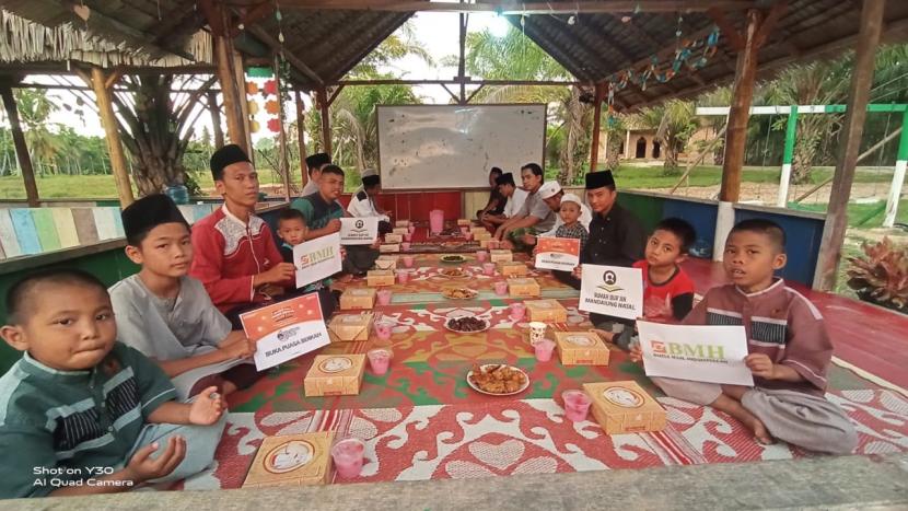  BMH menyalurkan paket buka puasa kepada 201 santri yang tersebar di sembilan Rumah Quran di Sumatera Utara, Selasa (12/4).