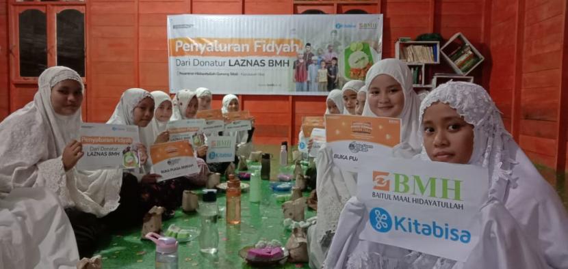 BMH  menyalurkan paket buka puasa untuk para santri tiga kabupaten minoritas Muslim di Sumatera Utara, Rabu (13/4).