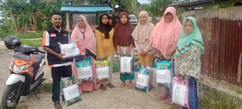 BMH menyalurkan paket sembako kepada 10 KK (kepala keluarga) mualaf di Nunukan,  Kalimantan Utara, Rabu (10/8/2022).