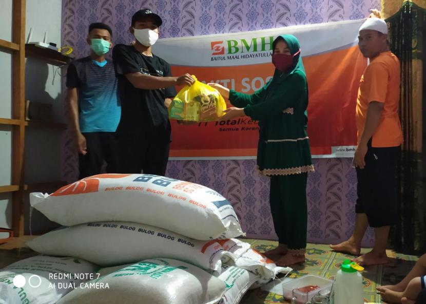 BMH menyalurkan paket sembako kepada masyarakat Dayak di Kecamatan Sebangau,Kalimantan Tengah.