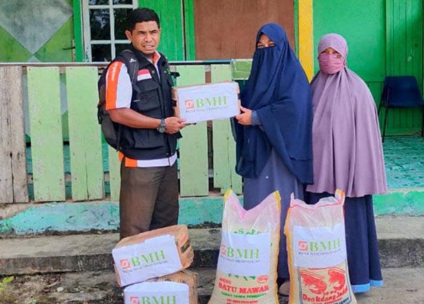 BMH menyalurkan paket sembako kepada para guru ngaji di Nunukan, Kalimantan Utara, Kamis (27/1).
