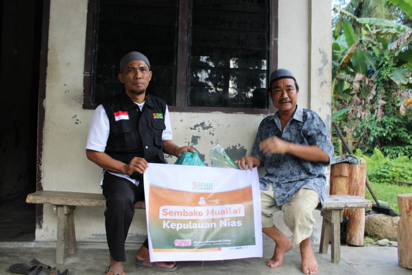 BMH menyalurkan paket sembako secara dari rumah ke rumah kepada para mualaf di Kepulauan Nias, Sumatera Utara.