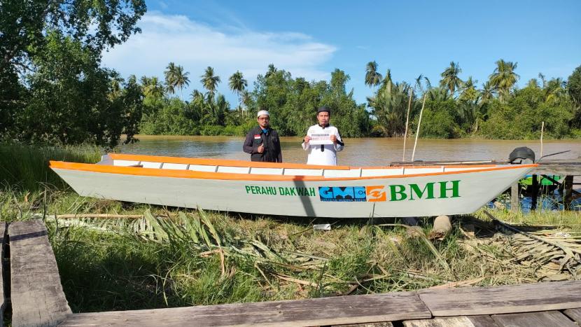 BMH menyalurkan perahu dakwah kepada Ustadz Abdul Rahim, Dai Tangguh BMH yang aktif berdakwah di  Desa Sulilirang, Paser Balengkong, Kabupaten Paser, Kalimantan Timur.