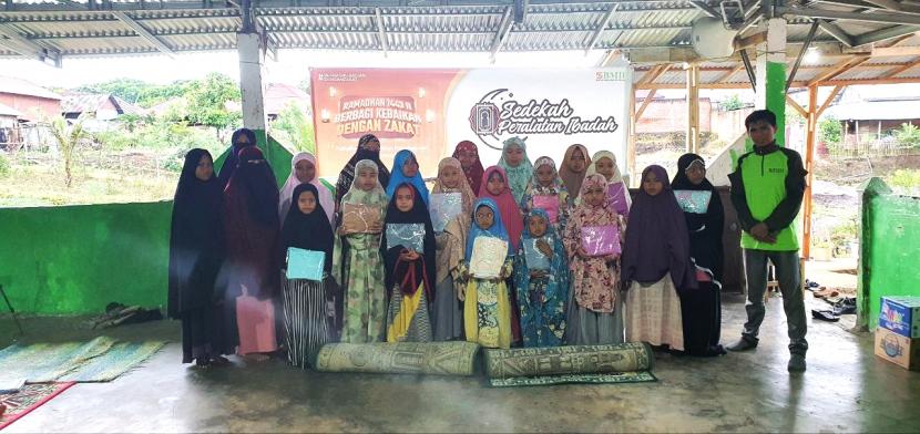 BMH menyalurkan peralatan ibadah untuk santri yatim-dhuafa yang belajar di Pesantren Tahfidz Al-Kahfi Putri Hujan Emas di Desa Westkust, Kepahiang, Bengkulu, Senin  (25/4).
