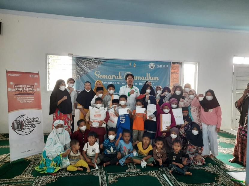 BMH menyalurkan perlengkapan ibadah dan dana santunan sosial kepada anak-anak di Dusun Arra