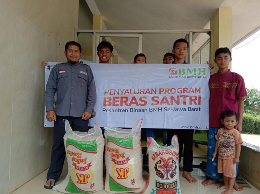 BMH menyalurkan program beras  untuk santri kepada salah satu pesantren di Jawa Barat, Senin (16/1/2023).