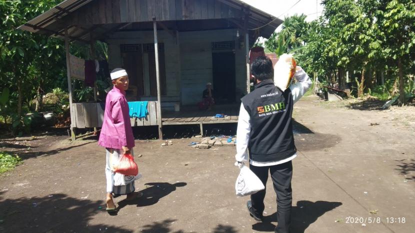 BMH menyalurkan Program Berkah Fitrah kepada Desa Punggur Besar, Kecamatan Sungai Kakap, Kabupaten Kubu Raya, Kalimantan Barat.
