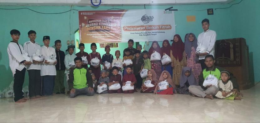 BMH menyalurkan program Berkah Fitrah untuk 60 anak yatim dan keluarga dhuafa di Desa Padang Kedeper, Kecamatan Merigi Kelindang, Kabupaten Bengkulu, Selasa  (19/4).