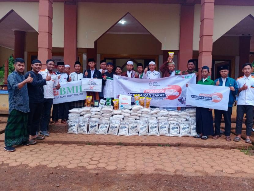 BMH menyalurkan program Berkah Ramadhan untuk santri pesantren di Towuti, Luwu Timur, Sulawesi Selatan, Senin (4/4).