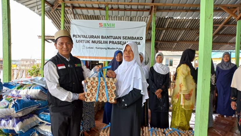 BMH menyalurkan program Ekspedisi Kebaikan Zakat kepada  masyarakat Pulau Panjang Timur, Batam, Kepulauan Riau, Jumat (1/4).