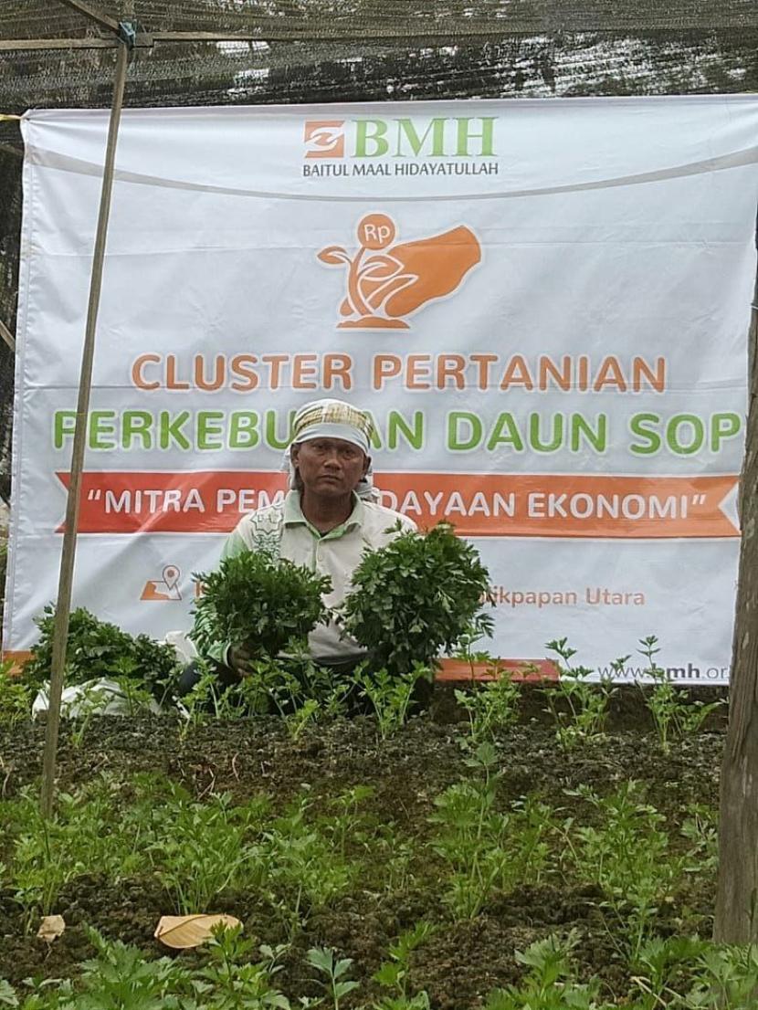 BMH menyalurkan program Mandiri Terdepan (Mapan) kepada Ahmad Nody, petani di Jalan Soekarno Hatta, Karang Joang, Balikpapan Utara.