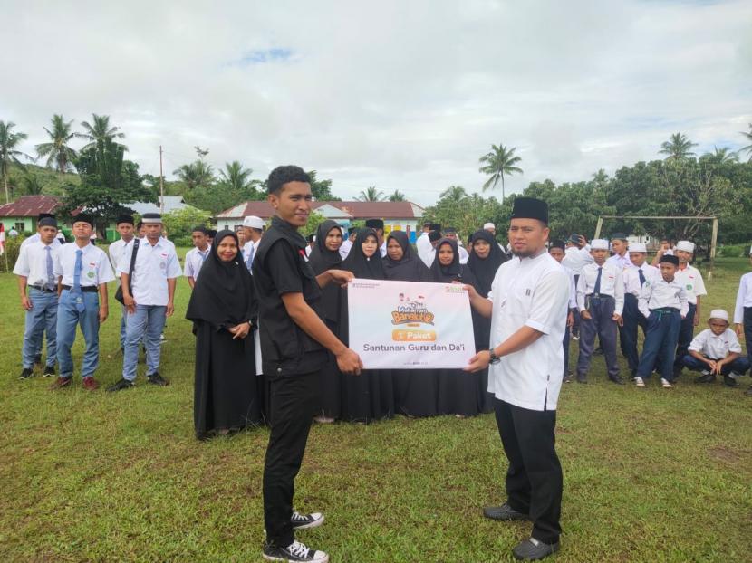 BMH menyalurkan program santunan kepada guru honorer yang mengabdi dan mendedikasikan diri untuk pendidikan di Liang, Maluku Tengah, Rabu (17/8/2022).