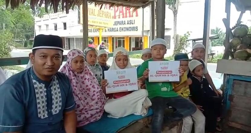 BMH menyalurkan Quran dan buku Iqra' kepada 70 santri Quran di Tebingtinggi,  Sumatera Utara, Rabu (30/3).