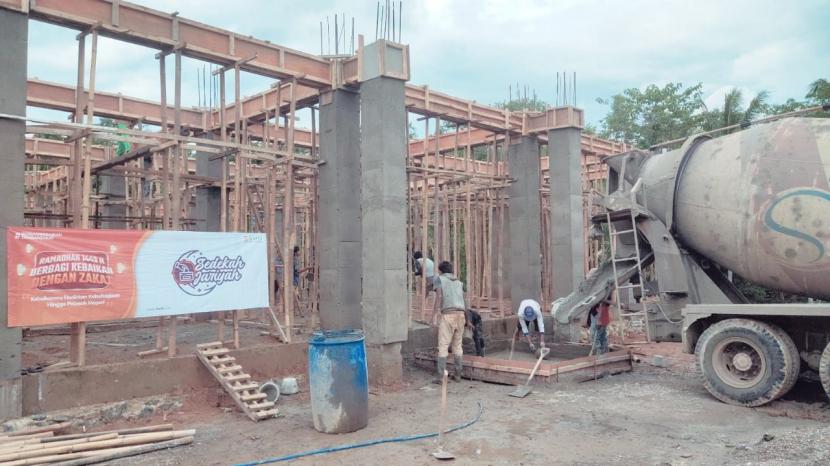 BMH menyalurkan sedekah jariyah pembangunan Masjid Dhiyaul Haq di Serang, Banten, Jumat (29/4).