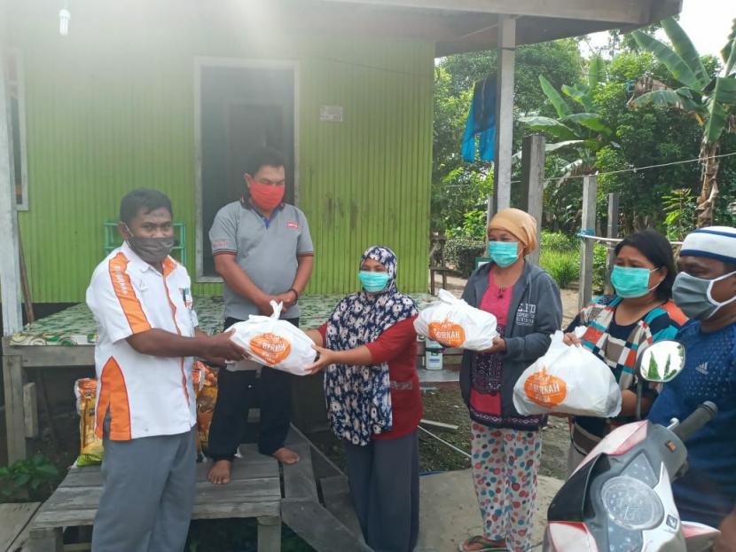 BMH menyalurkan sembako untuk  para mualaf terdampak Covid-19 di Desa Tanjung Lapang, Kecamatan Malinau Barat, Kabupaten Malinau.