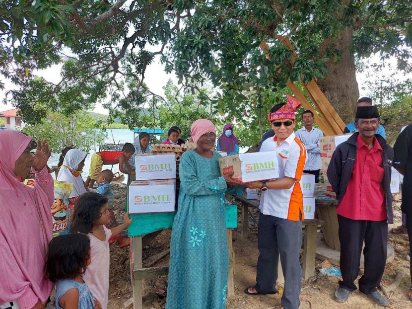 BMH menyalurkan sembako untuk warga  Kampung Setengar, Kelurahan Tanjung Piayu, Kecamatan Sei Beduk, Kota Batam, Kepulauan Riau (Kepri), Jumat (25/2).