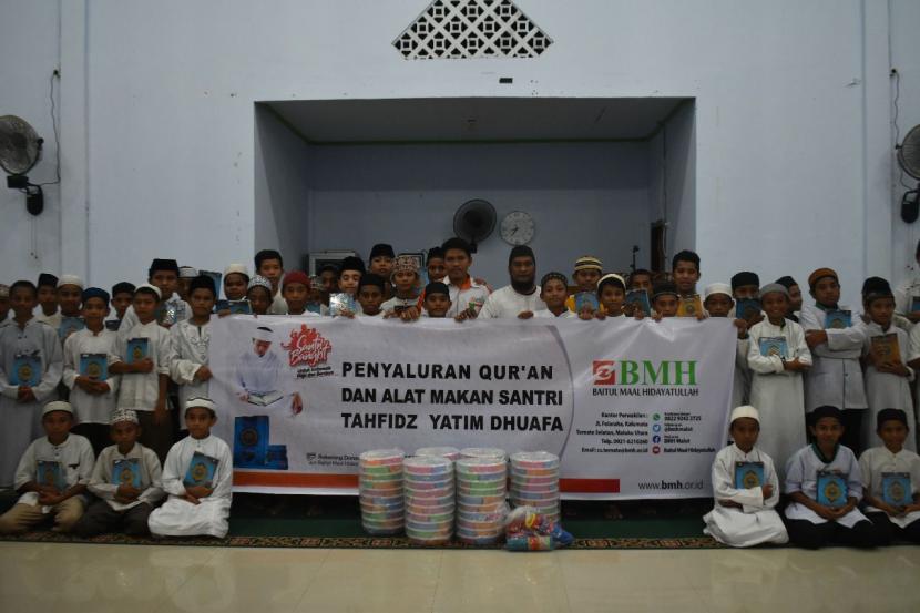BMH menyalurkan  wakaf Alquran dan alat makan untuk santri tahfidz Pesantren Hidayatullah Gambesi, Kota Ternate, Provinsi Maluku Utara, Rabu (27/10).