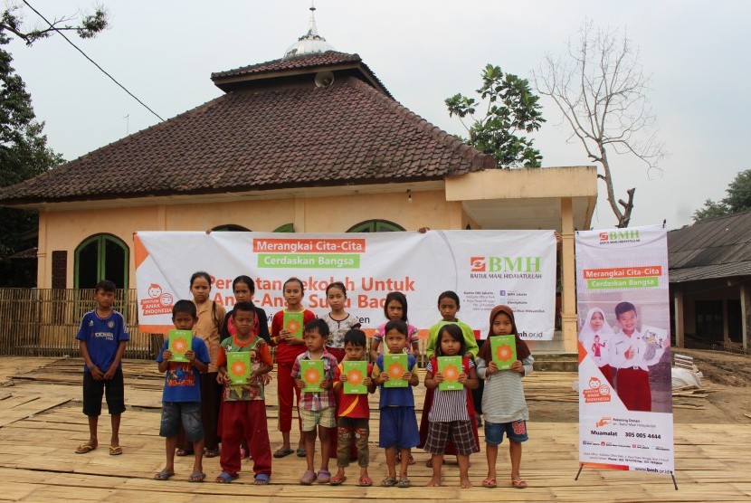 BMH menyalurkan wakaf Quran kepada suku Badui Muslim di Kampung Kompol, Lebak, Banten.