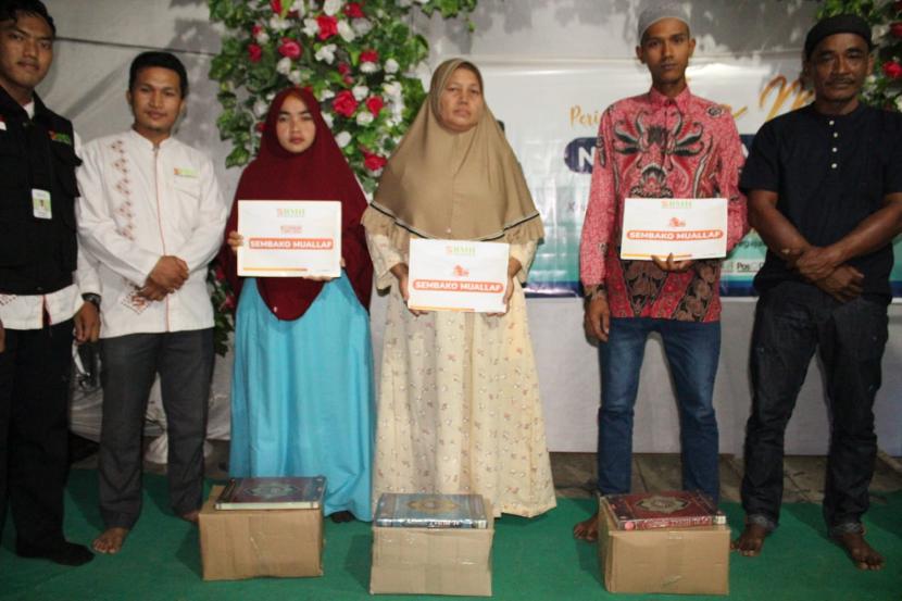 BMH menyalurkan zakat dalam rangkaian peringatan Isra Mi'raj yang dilaksanakan di Dusun 11, Desa Bingkat, Kecamatan Pegajahan,  Kabupaten Serdang Bedagai, Sumatera Utara, Jumat (4/3).