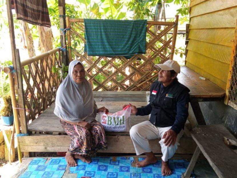 BMH menyalurkan zakat fitrah kepada warga dhuafa di tiga desa Pulau Sebatik, Kalimantan Utara, Selasa (26/4). 