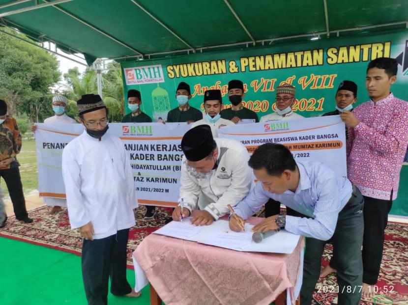 BMH menyambut HUT ke-76 Republik Indonesia dengan menyalurkan program beasiswa kepada mahasiswa STIT Mumtaz Karimun, Kepulauan Riau (Kepri).