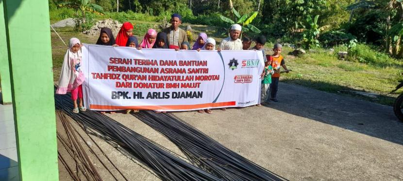 BMH menyampaikan amanah donatur atas nama HI  Arlis Diaman untuk membantu pembangunan asrama Pesantren Hidayatullah Morotai, Maluku Utara.