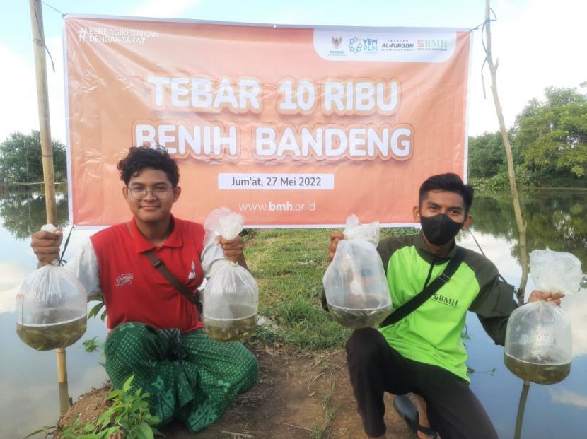 BMH  menyebarkan  10 ribu bibit ikan bandeng di lahan tambak yang dikelola oleh dai di Pesantren Hidayatullah Kendal, Jawa Tebgah (Jateng)  Jumat  (27/5).